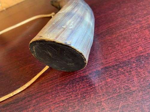 VINTAGE GUNPOWDER HORN-PERIOD UNKNOWN-TOTAL LENGTH 31 CM