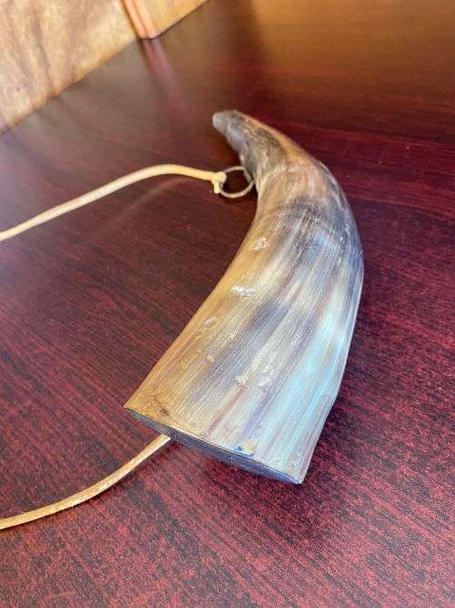 VINTAGE GUNPOWDER HORN-PERIOD UNKNOWN-TOTAL LENGTH 31 CM