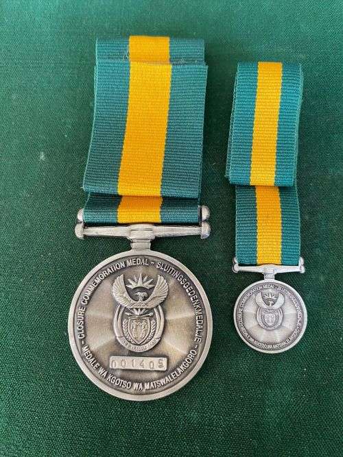 CLOSURE OF COMMANDOS FULL SIZE AND MINIATURE MEDALS-WITH BARS-FULL SIZE IS NUMBERED