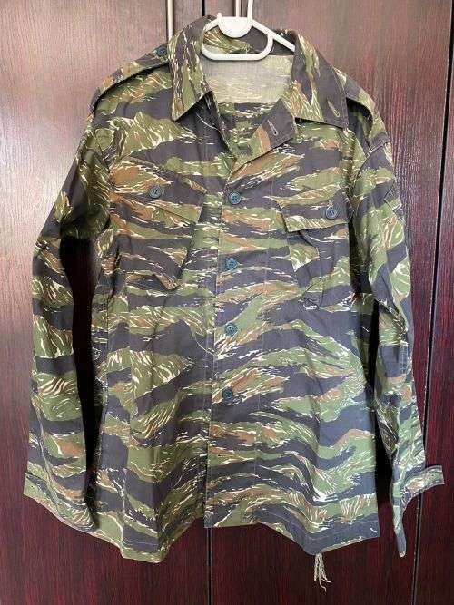 US TIGER STRIPES PATTERN LONG SLEEVE SHIRT-SIZE LARGE TO X LARGE-MEASURES 65CM ARMPIT TO ARMPIT-GOOD
