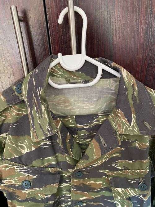 US TIGER STRIPES PATTERN LONG SLEEVE SHIRT-SIZE LARGE TO X LARGE-MEASURES 65CM ARMPIT TO ARMPIT-GOOD