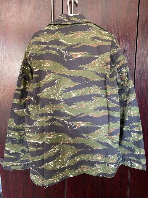 US TIGER STRIPES PATTERN LONG SLEEVE SHIRT-SIZE LARGE TO X LARGE-MEASURES 65CM ARMPIT TO ARMPIT-GOOD