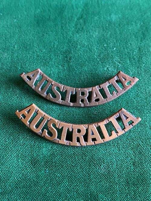 AUSTRALIA SHOULDER TITLE PAIR-WORN WW2-LUGS COMPLETE