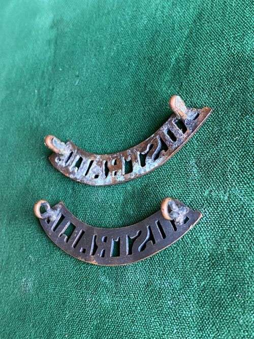 AUSTRALIA SHOULDER TITLE PAIR-WORN WW2-LUGS COMPLETE