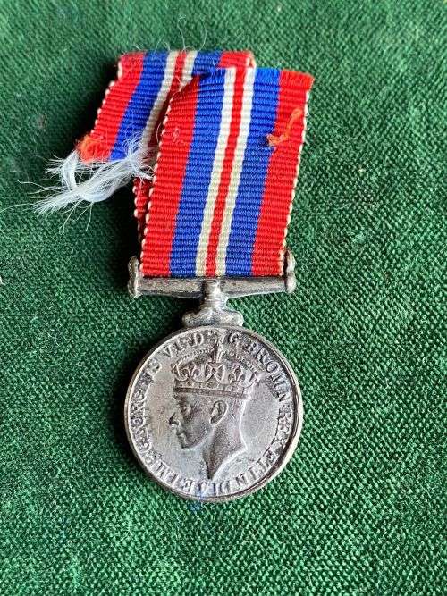 MINNIATURE WW2 WAR MEDAL