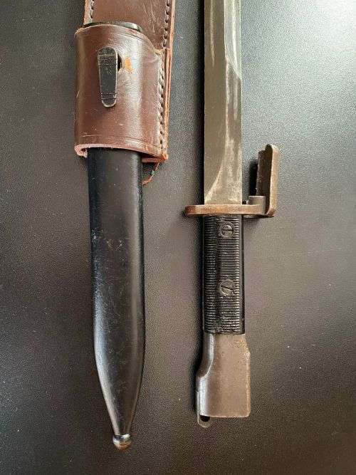 FN FAL BAYONET WITH METAL SCABBARD AND LEATHER FROG-PLASTIC GRIPS