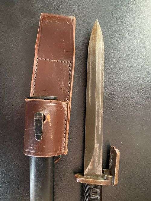 FN FAL BAYONET WITH METAL SCABBARD AND LEATHER FROG-PLASTIC GRIPS
