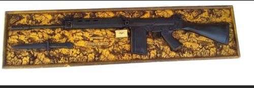 VINTAGE SCALE 1:1 R1 RIFLE,MOLDED FOAM,WALL PLAQUE-SIZE 115X28X7 CM