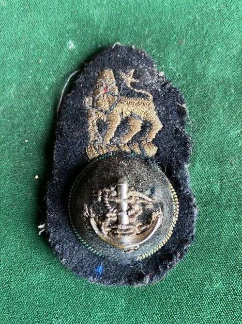 PETTY OFFICERS CAP BADGE INTRODUCED IN 1954 AND WORN PRE 1961-PLEASE NOTICE THAT THERE IS NO TORSE U