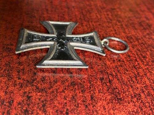 WW1 IMPERIAL GERMAN IRON CROSS EK2 MEDAL (MARKINGS ON RING-PLEASE LOOK AT PICS)/HINDENBURG COMBATANT