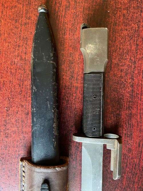 FN FAL BAYONET WITH LEATHER FROG-EXTENDED LENGTH 31 CM-THIS BAYONET WITH SCABBARD AND LEATHER FROG I