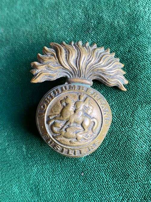 5TH FOOT NORTHUMBERLAND FUSILIERS CAP BADGE-1980`S-1935- 2 LUGS
