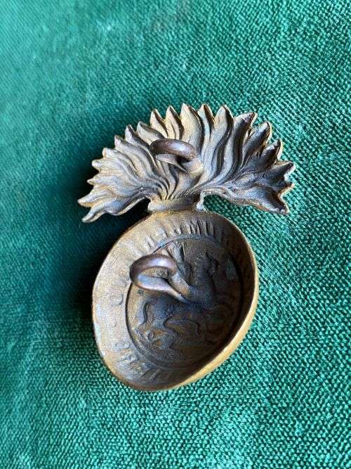 5TH FOOT NORTHUMBERLAND FUSILIERS CAP BADGE-1980`S-1935- 2 LUGS
