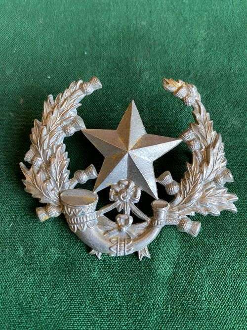 THE CAMERONIONS (SCOTTISH RILES) BONNET BADGE-1898-1968- 2 LUGS