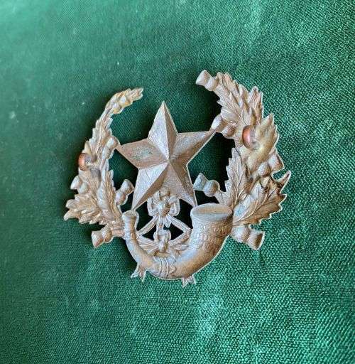 THE CAMERONIONS (SCOTTISH RILES) BONNET BADGE-1898-1968- 2 LUGS
