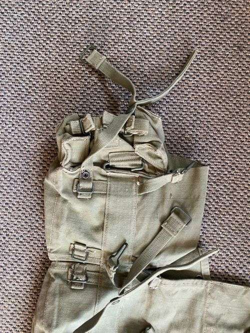 RHODESIA PATTERN 63 KIDNEY POUCHES-ALL CLIPS AND STRAPS CDOMPLETE