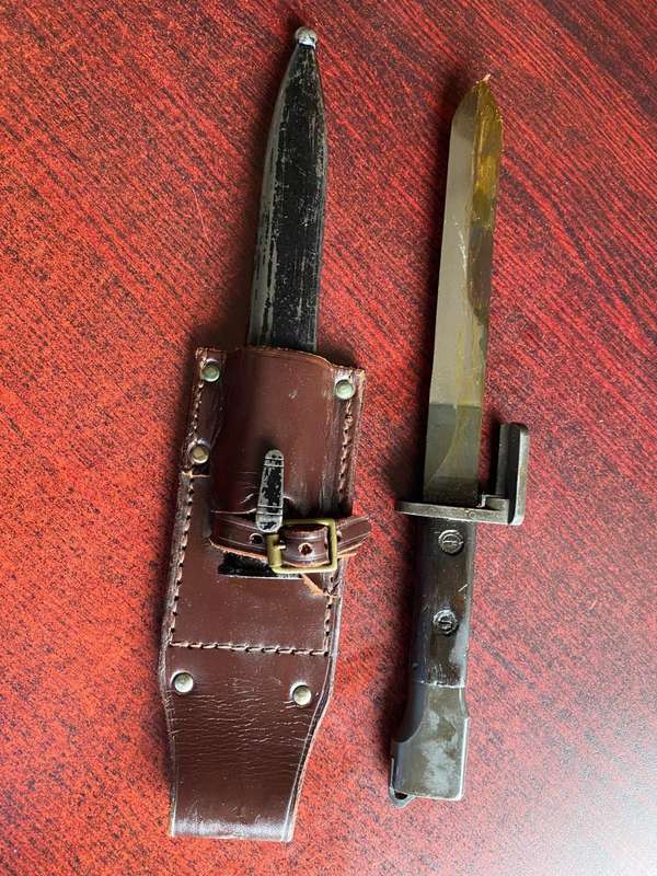 FN FAL RIFLE BAYONET WITH TYPE A STEEL SCABBARD AND LEATHER FROG -VERY GOOD CONDITION