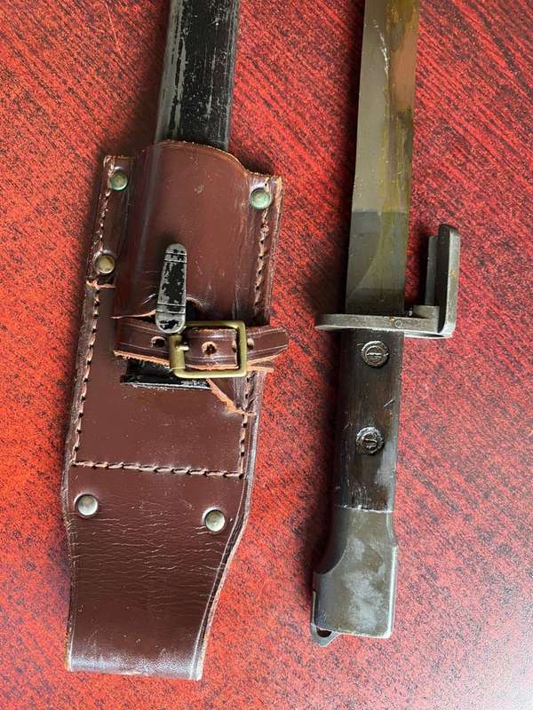 FN FAL RIFLE BAYONET WITH TYPE A STEEL SCABBARD AND LEATHER FROG -VERY GOOD CONDITION