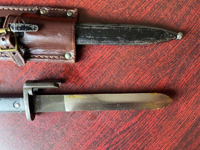 FN FAL RIFLE BAYONET WITH TYPE A STEEL SCABBARD AND LEATHER FROG -VERY GOOD CONDITION