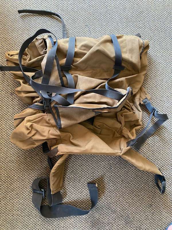 PATTERN 83 LARGE BACK PACK-COMPLETE BUT WITHOUT HI FRAME-ZIPS WORKING