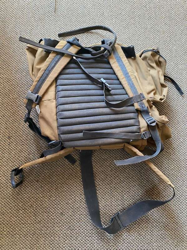 PATTERN 83 LARGE BACK PACK-COMPLETE BUT WITHOUT HI FRAME-ZIPS WORKING