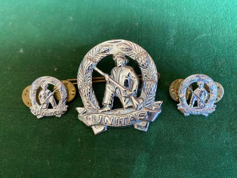 COMMANDO CHROMED CAP AND 2X MESS DRESS COLLAR BADGES-WORN POST 1976-LUGS + PINS COMPLETE