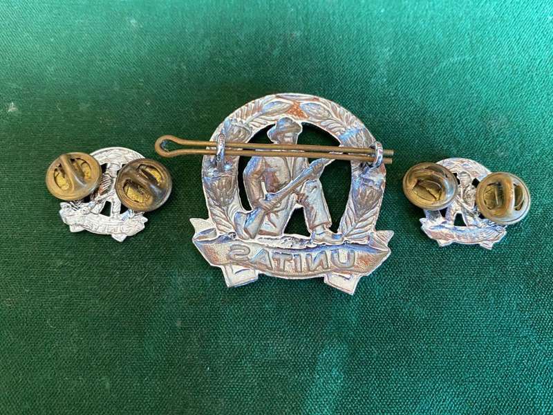 COMMANDO CHROMED CAP AND 2X MESS DRESS COLLAR BADGES-WORN POST 1976-LUGS + PINS COMPLETE