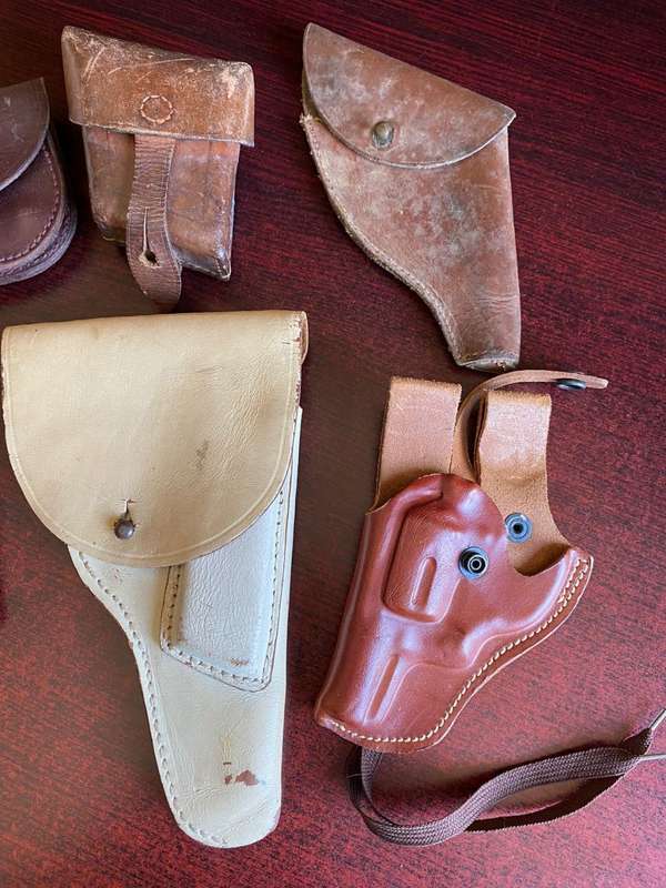 SELECTION OF 6 LEATHER HOLSTERS AND POUCHES-SOLD TOGETHER
