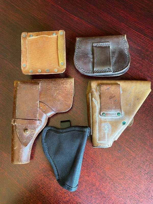 SELECTION OF POUCHES AND HOLSTERS-5 SOLD TOGETHER