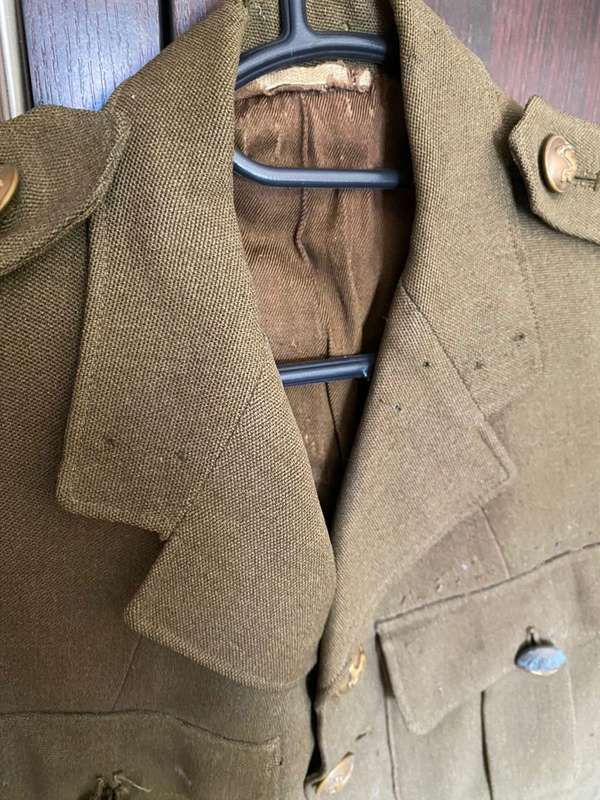 WW2 UNIFORM JACKET-DAMAGED-PLEASE LOOK AT PICS-SIZE SMALL-MEASURES 45CM ARMPIT TO ARMPIT