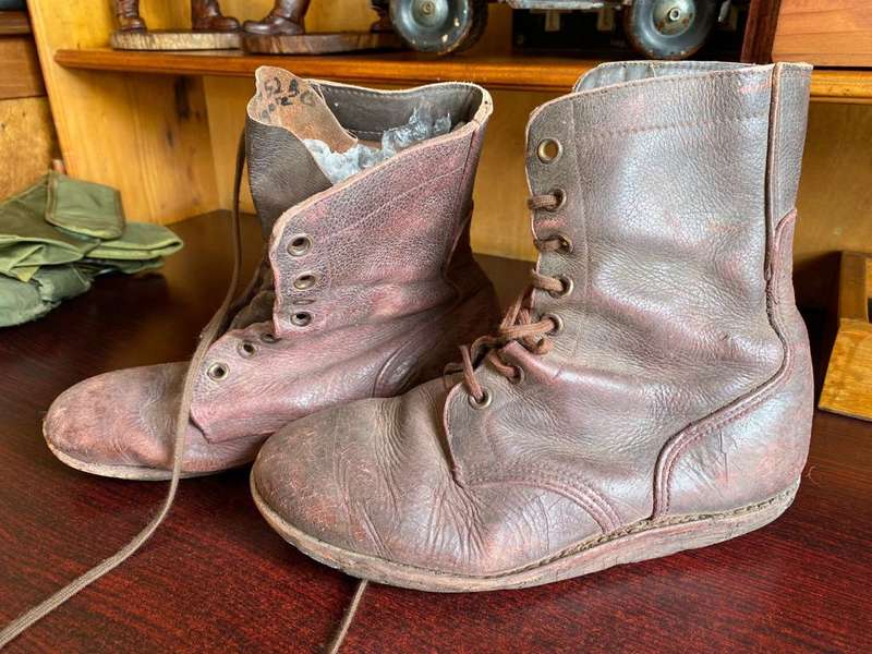 SADF,RECCE ANTI-TRACKING BOOTS-SIZE 9 -WELL USED
