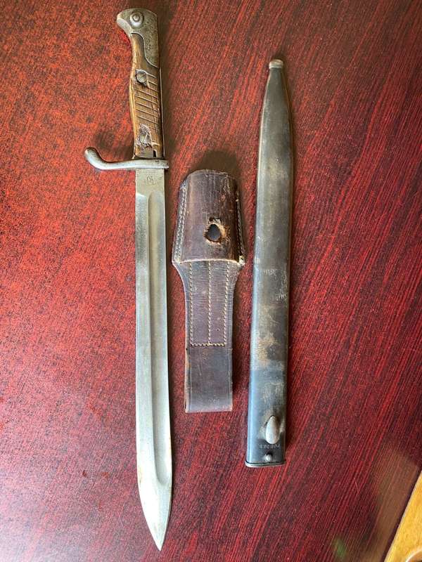 WW1 S98/05-BUTCHER BLADE BAYONET-COMES WITH NUMBERED STEEL SCABBARD AND GOOD CONDITION -ORIGINAL LEA
