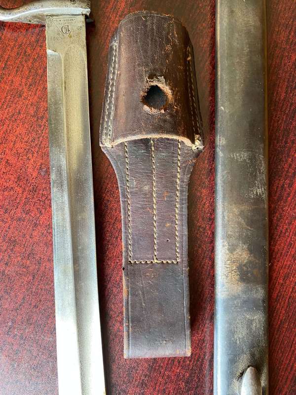 WW1 S98/05-BUTCHER BLADE BAYONET-COMES WITH NUMBERED STEEL SCABBARD AND GOOD CONDITION -ORIGINAL LEA