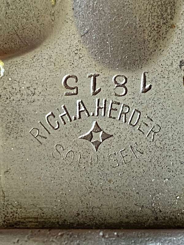 WW1 S98/05-BUTCHER BLADE BAYONET-COMES WITH NUMBERED STEEL SCABBARD AND GOOD CONDITION -ORIGINAL LEA