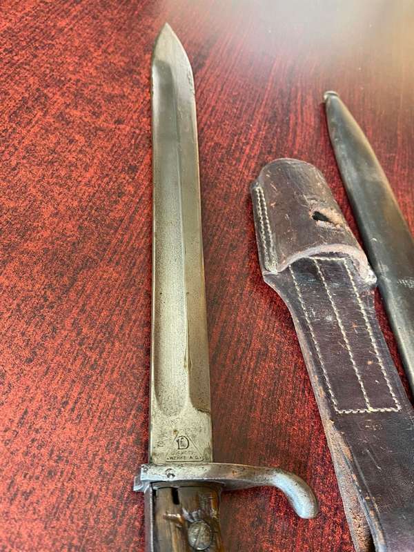 WW1 S98/05-BUTCHER BLADE BAYONET-COMES WITH NUMBERED STEEL SCABBARD AND GOOD CONDITION -ORIGINAL LEA