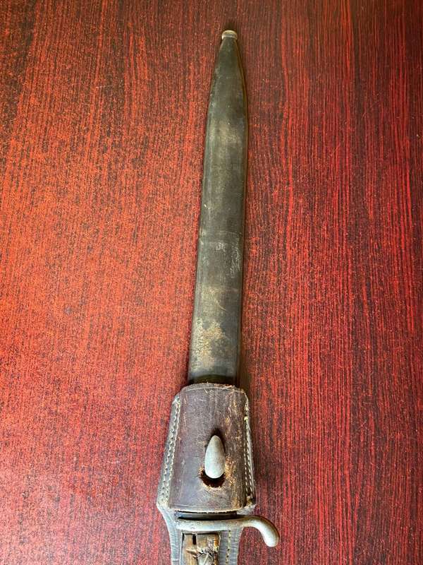 WW1 S98/05-BUTCHER BLADE BAYONET-COMES WITH NUMBERED STEEL SCABBARD AND GOOD CONDITION -ORIGINAL LEA