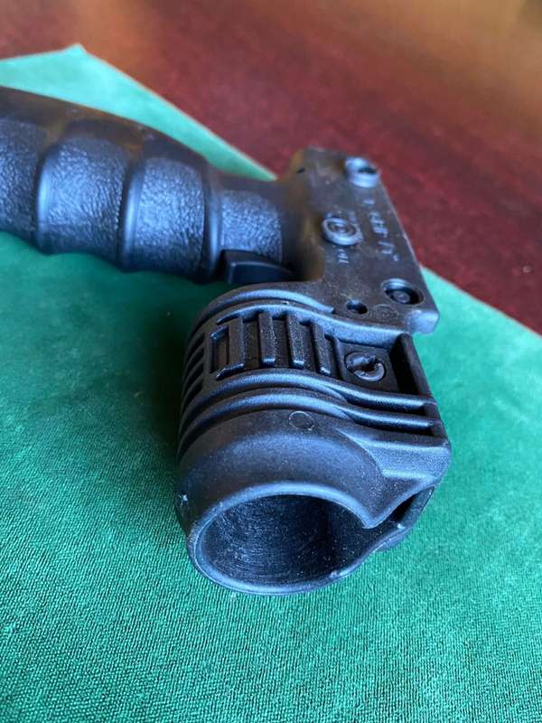 FAB DEFENCE T GRIP IN ALMOST NEW CONDITION -THE GRIP WITH INTEGRATED FOREGRIP AND TACTICAL LIGHT HOL