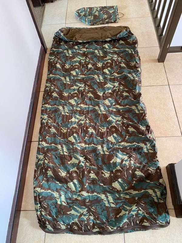 32 BATTALION CAMO SLEEPING BAG-COMPLETE IN VERY GOOD CONDITION(NO DAMAGE)ALL ZIPS IN WORKING CONDITI