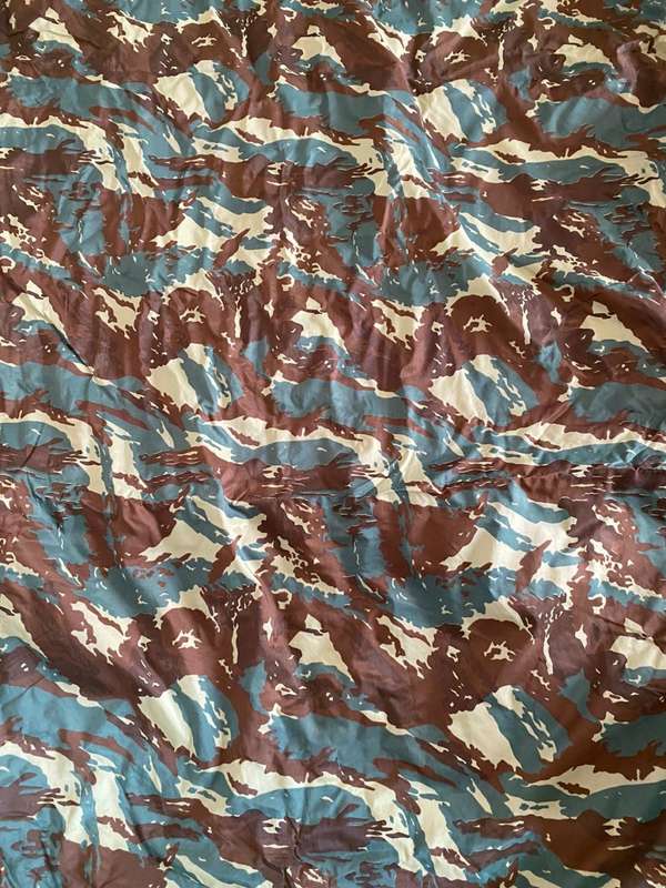 32 BATTALION CAMO SLEEPING BAG-COMPLETE IN VERY GOOD CONDITION(NO DAMAGE)ALL ZIPS IN WORKING CONDITI
