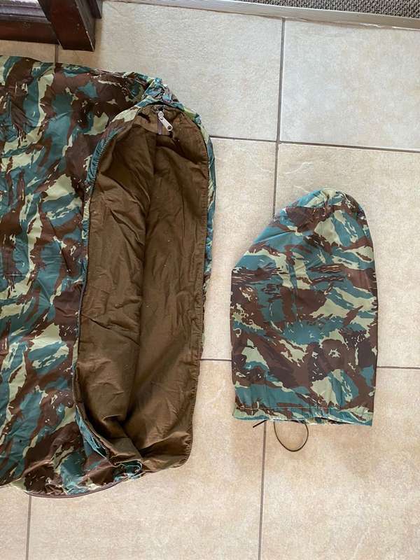 32 BATTALION CAMO SLEEPING BAG-COMPLETE IN VERY GOOD CONDITION(NO DAMAGE)ALL ZIPS IN WORKING CONDITI