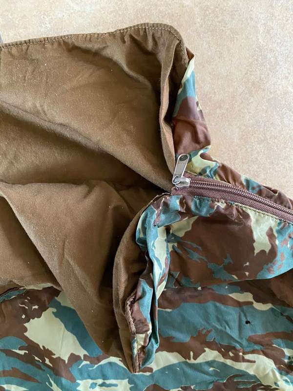 32 BATTALION CAMO SLEEPING BAG-COMPLETE IN VERY GOOD CONDITION(NO DAMAGE)ALL ZIPS IN WORKING CONDITI