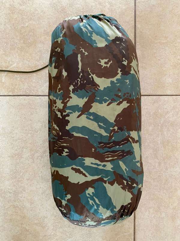 32 BATTALION CAMO SLEEPING BAG-COMPLETE IN VERY GOOD CONDITION(NO DAMAGE)ALL ZIPS IN WORKING CONDITI