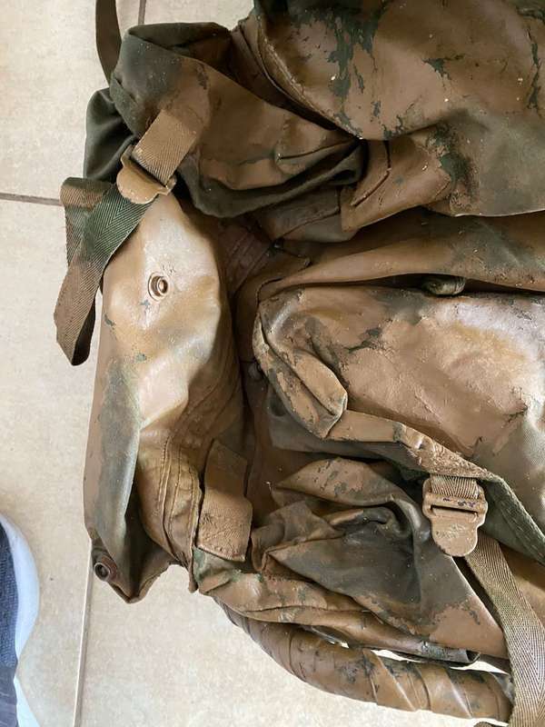 HAND PAINTED BRITISH SAS BACK PACK,COMPLETE WITH FRAME AND ALL STRAPS-VERY GOOD CONDITION,WITHOUT AN