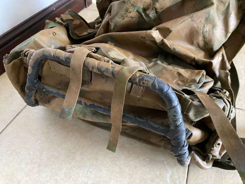 HAND PAINTED BRITISH SAS BACK PACK,COMPLETE WITH FRAME AND ALL STRAPS-VERY GOOD CONDITION,WITHOUT AN