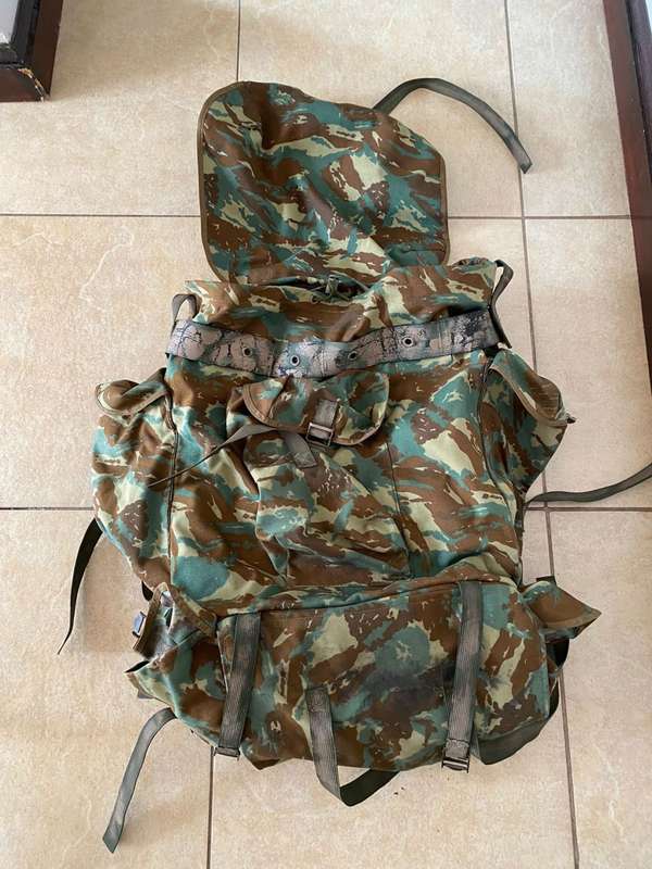 32 BATTALION,LARGE BACK PACK-ALSO USED BY SPECIAL FORCES-COMPLETE WITH FRAME STRAPS AND CLIPS-NOTHIN