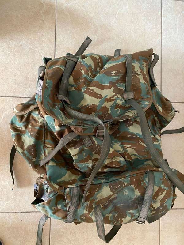 32 BATTALION,LARGE BACK PACK-ALSO USED BY SPECIAL FORCES-COMPLETE WITH FRAME STRAPS AND CLIPS-NOTHIN