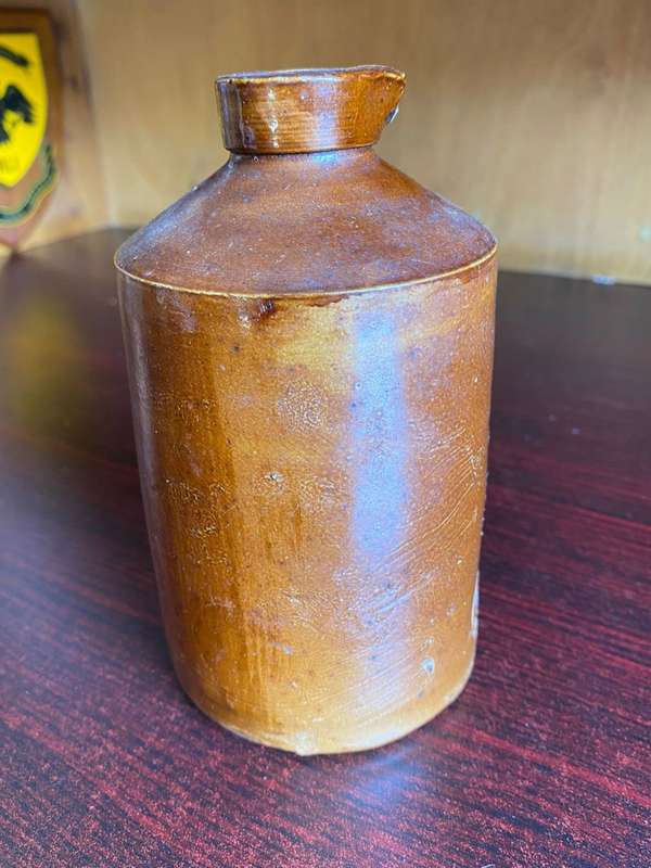 TICKET-CLEMENTS INK-STONEWARE BOTTLE WITH POURING TIP-DIAMETER AT THE BOTTOM 8CM-HEIGHT 14,5CM