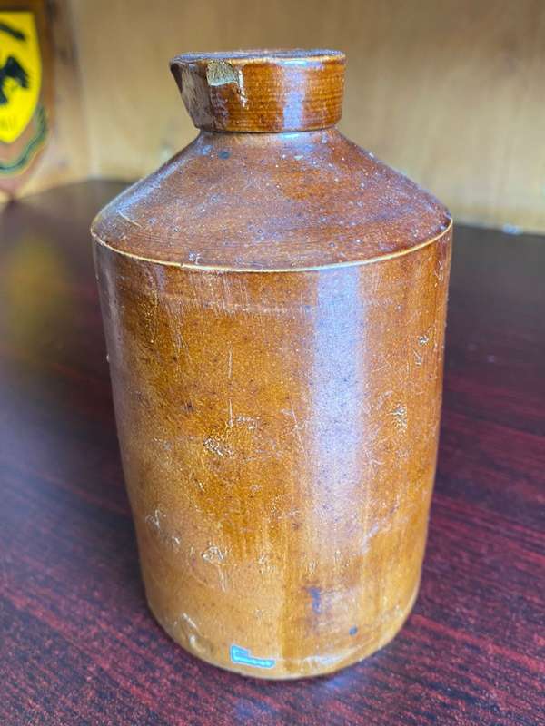 TICKET-CLEMENTS INK-STONEWARE BOTTLE WITH POURING TIP-DIAMETER AT THE BOTTOM 8CM-HEIGHT 14,5CM
