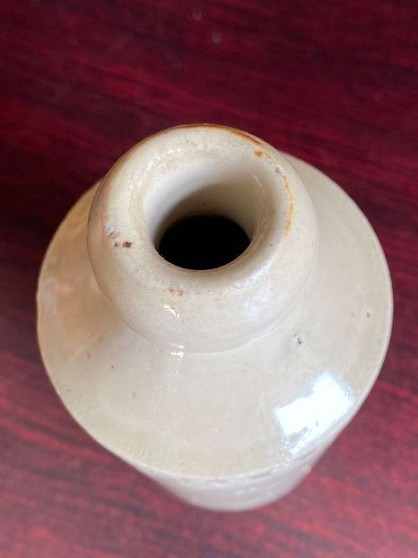 VERY SCARCE HEARLE & CO-EAST LONDON GINGER BEER BOTTLE IN VERY GOOD CONDITION,WITHOUT ANY DAMAGE