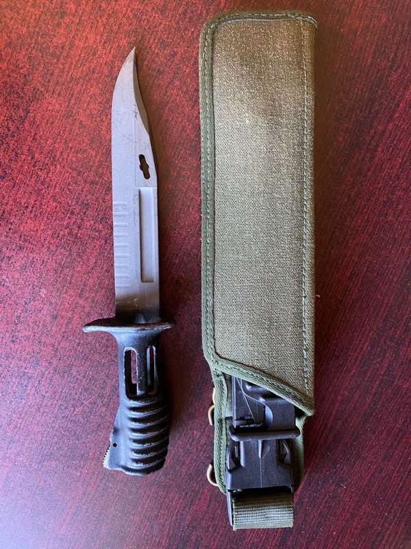 BRITISH SA 80 BAYONET-THE REVERSE OF THE FROG SHOWING BELT LOOPS AND BELT RETAINING HOOK FIXINGS-THE